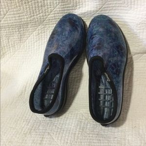 SLOGGERS SLIP ONS size W 8
